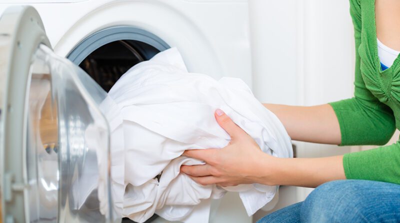10+ Cách tẩy vết bẩn trên ga trải giường